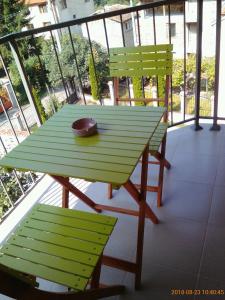 een groene tafel en 2 stoelen op een balkon bij Vila Bachkovo in Bachkovo
