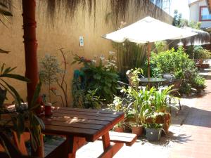 En terrasse eller udendørsområde på Hostal Balmaceda La Serena