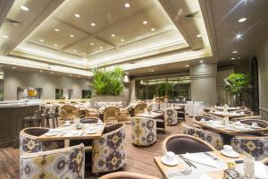 a restaurant with tables and chairs in a room at Unipark by Oro Verde Hotels in Guayaquil