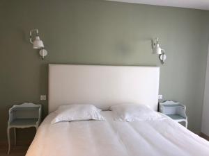Postel nebo postele na pokoji v ubytování Roscoff Beach House