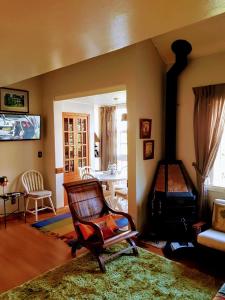 sala de estar con silla y chimenea en Duplex elegante Dois Quartos Em Gramado, en Gramado