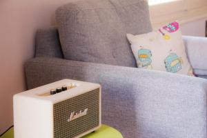 Artistic Getaway Home - Super Central的休息区
