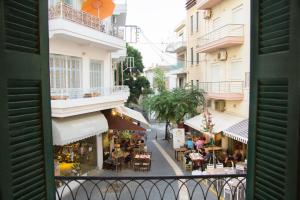 Artistic Getaway Home - Super Central的阳台或露台