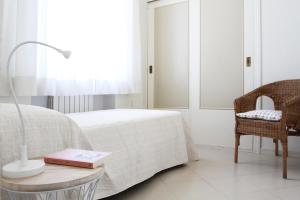 een slaapkamer met een bed, een tafel en een stoel bij Casa Chiara in Porto Recanati