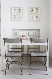 twee stoelen en een tafel in een kamer bij Casa Chiara in Porto Recanati