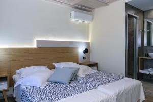 Postel nebo postele na pokoji v ubytování Platanias Aetheras Beach