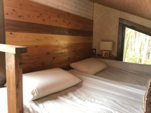 Cama ou camas em um quarto em Loft & Log House