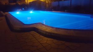 Bazén v ubytování Chalet Miraflores nebo v jeho okolí