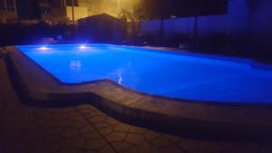 Bazén v ubytování Chalet Miraflores nebo v jeho okolí