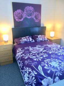 Кровать или кровати в номере Newry City Centre Apartment