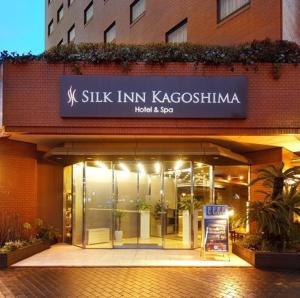 un bâtiment avec un panneau indiquant l'auberge de soie kosciuszko dans l'établissement Silk Inn Kagoshima, à Kagoshima