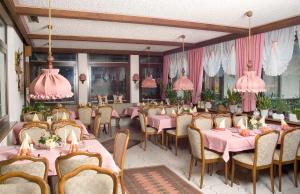 Restaurace v ubytování Hotel am See + 12 fotografií