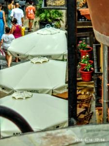Reštaurácia alebo iné gastronomické zariadenie v ubytovaní Valencian Dreams of the Proletariat