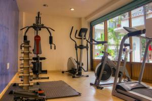 un gimnasio con varias máquinas de correr en una habitación en Hotel Porto Allegro Puerto Vallarta en Puerto Vallarta