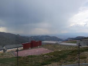 een uitzicht op een gebouw op een berg met een snelweg bij Presidente con vistas al Veleta in Sierra Nevada