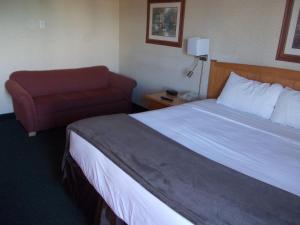 Postel nebo postele na pokoji v ubytování Rocky Inn Express