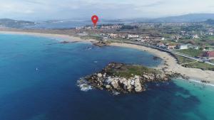 レヴォルタにあるHotel Ria Toxaの小さな島上空を飛ぶ赤い風船