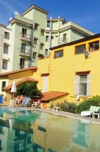 um hotel com piscina em frente a um edifício em Hotel Tourist em Sorrento