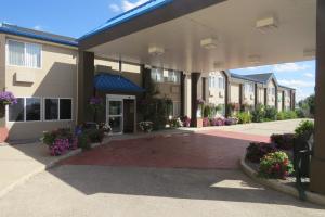 una fila de casas con flores delante de ellas en Rocky Inn Express, en Rocky Mountain House