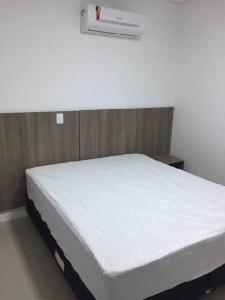 Cama en habitación con colchón blanco en ALTO PADRÃO - LINDA VISTA MAR, en Bombinhas