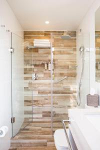 a bathroom with a wooden accent wall at Maison Italia 1029 in Santiago