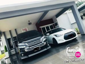 ein LKW und ein Auto in einer Garage geparkt in der Unterkunft Port Dickson Familia Boutique Homestay in Port Dickson