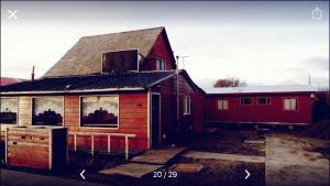 una pequeña casa con una casa roja en Backpacker 644 en Porvenir