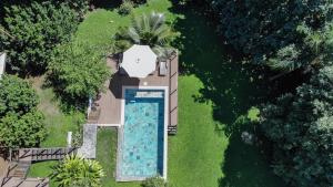 Bazén v ubytování La Villa Te Fetia Nui Moorea nebo v jeho okolí