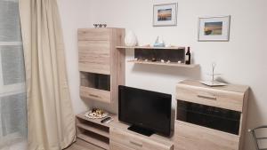 Televisyen dan/atau pusat hiburan di Apartment am See mit Tiefgarage