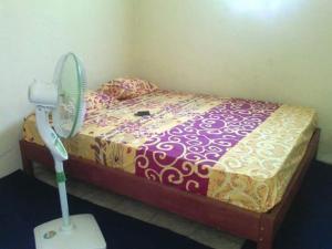 A bed or beds in a room at Penginapan Yarits