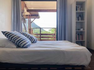 A bed or beds in a room at La Villa Te Fetia Nui Moorea