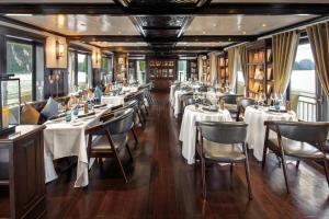 Restoran atau tempat lain untuk makan di Paradise Sails Cruise