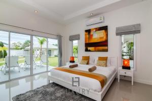 Katil atau katil-katil dalam bilik di Hua Hin Pool Villa with 4 Bedrooms L50 +60 gambar