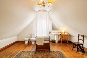 Crabtree House في هونفيل: غرفة علوية مع مرحاض ومغسلة