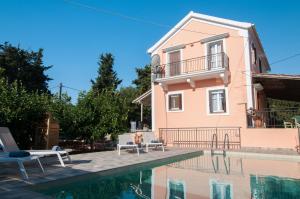 a villa with a pool in front of a house at Villa Tettix (Τέττιξ) in Fiskardo