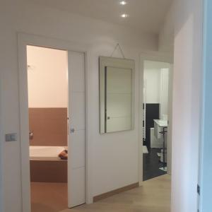 um quarto com uma porta e uma casa de banho com um lavatório em Atelier Marche em Castelfidardo
