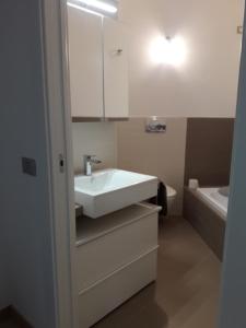 uma casa de banho com um lavatório branco e uma banheira em Atelier Marche em Castelfidardo