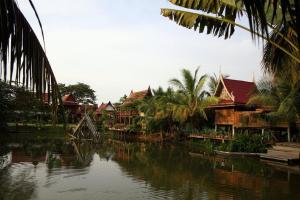 a view of a river with houses and buildings at Baan Thai House in Phra Nakhon Si Ayutthaya