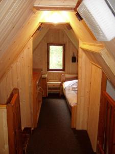 a small room with a bed and a window at Bungalovy pri Hoteli Spojar in Žiar