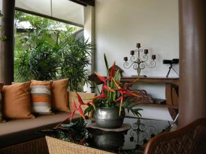 a living room with a couch and some plants at Baan Thai House in Phra Nakhon Si Ayutthaya