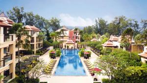 vista para uma piscina num resort em Mövenpick Resort Bangtao Beach Phuket em Praia de Bang Tao