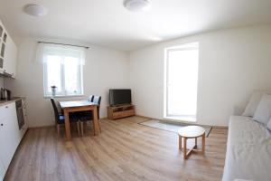 Televízia a/alebo spoločenská miestnosť v ubytovaní Apartmány Lipno 510