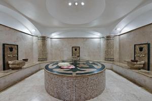 Zimmer mit einem runden Tisch und 2 Waschbecken in der Unterkunft Lapis Inn Hotel & Spa ( Ex. Ambassador Hotel) in Istanbul