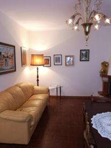 salon z kanapą i lampą w obiekcie El pueblecito w mieście Oliveto