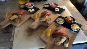 una mesa con platos de comida y tazones de comida en FP La Cigale, en Camaret-sur-Aigues