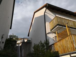 una casa con puertas de madera en un lateral en Villa Mahnberg en Rödental