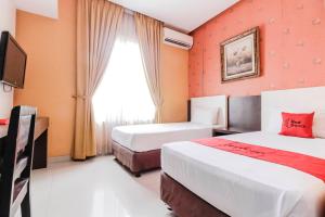 Llit o llits en una habitació de RedDoorz at La Mega near Pasar Pagi Cirebon