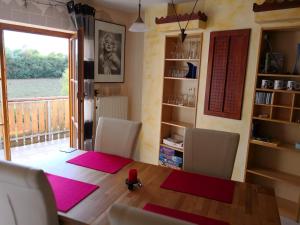 d'une salle à manger avec une table, des chaises et une fenêtre. dans l'établissement Villa Mahnberg, à Rödental