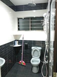 bagno con servizi igienici e lavandino di Lot 4 PD Villa a Port Dickson