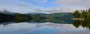 uma vista para um lago com montanhas ao fundo em Altskeith Country House em Aberfoyle